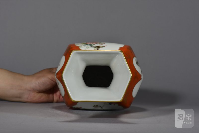 近现代 珊瑚红釉描金开光花鸟纹海棠瓶 - 图8